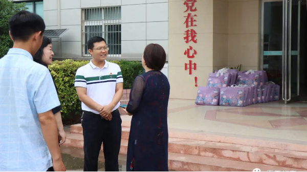 祥符區總工會走訪（fǎng）榴莲视频下载偉（wěi）業（yè）開展夏日送清涼活動
